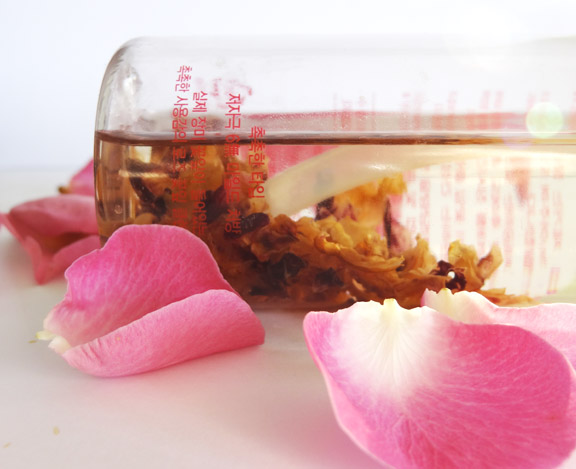 huile-demaquillante-recipe-a-la-rose-revue
